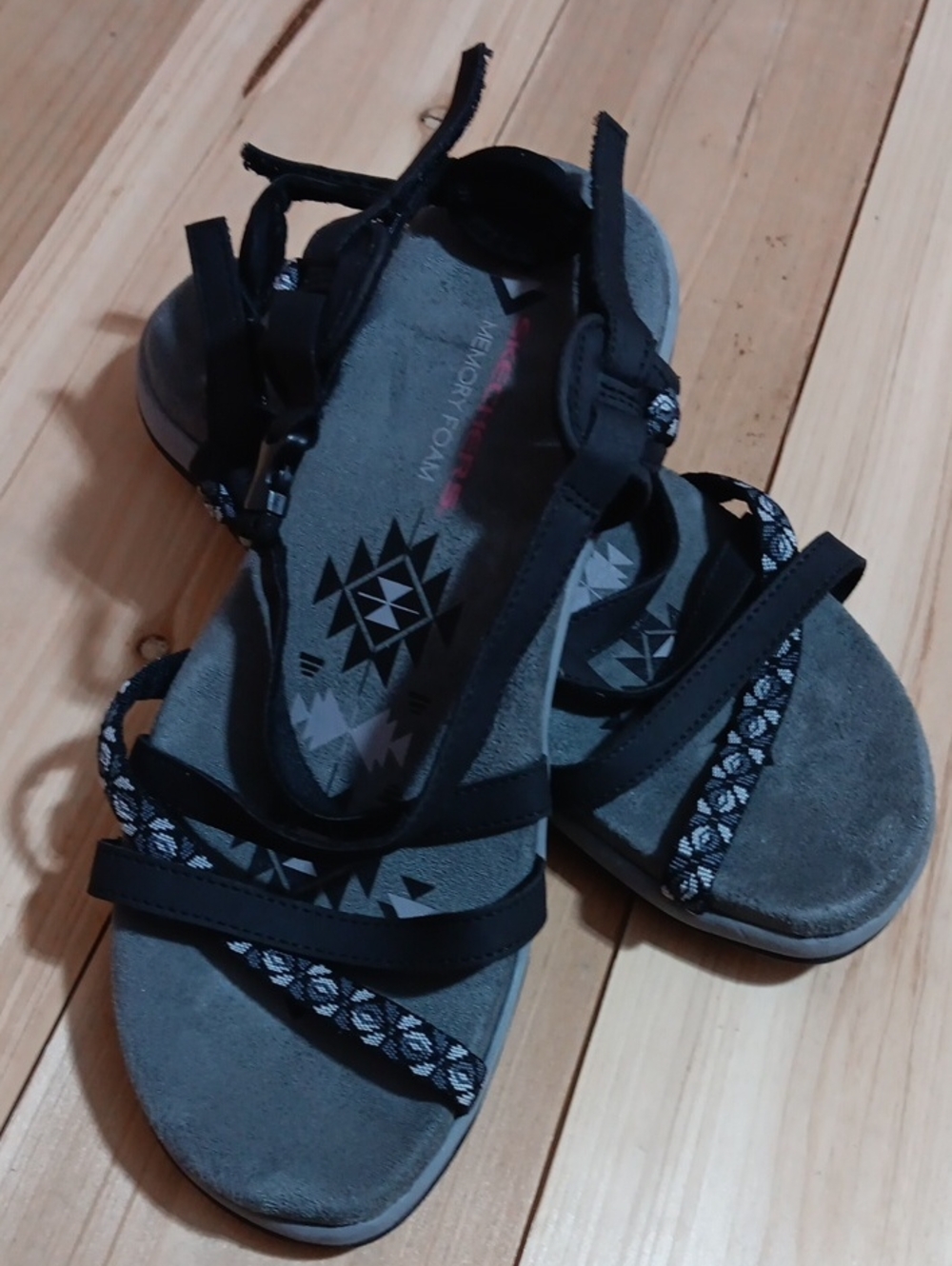 Sketchers Women’s Black and Gray Memory-Foam Strap Sandals